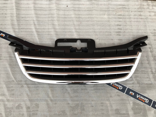 Решетка радиатора VW Touran Caddy 03-06 с хром ребрами без логотипа 2295540 